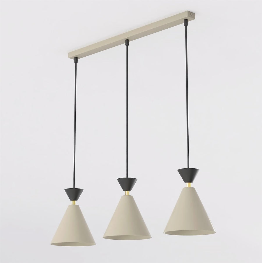 Vue de trois quarts du luminaire, trois cônes beige suspendus à des cordons noirs