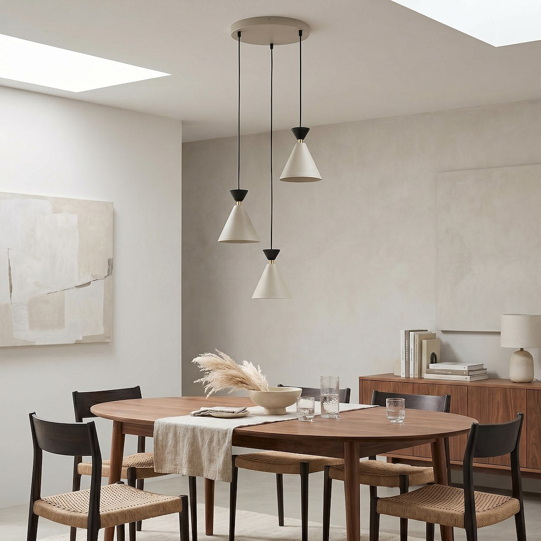 Mise en ambiance salle à manger, suspensions au-dessus d'une table ovale en bois