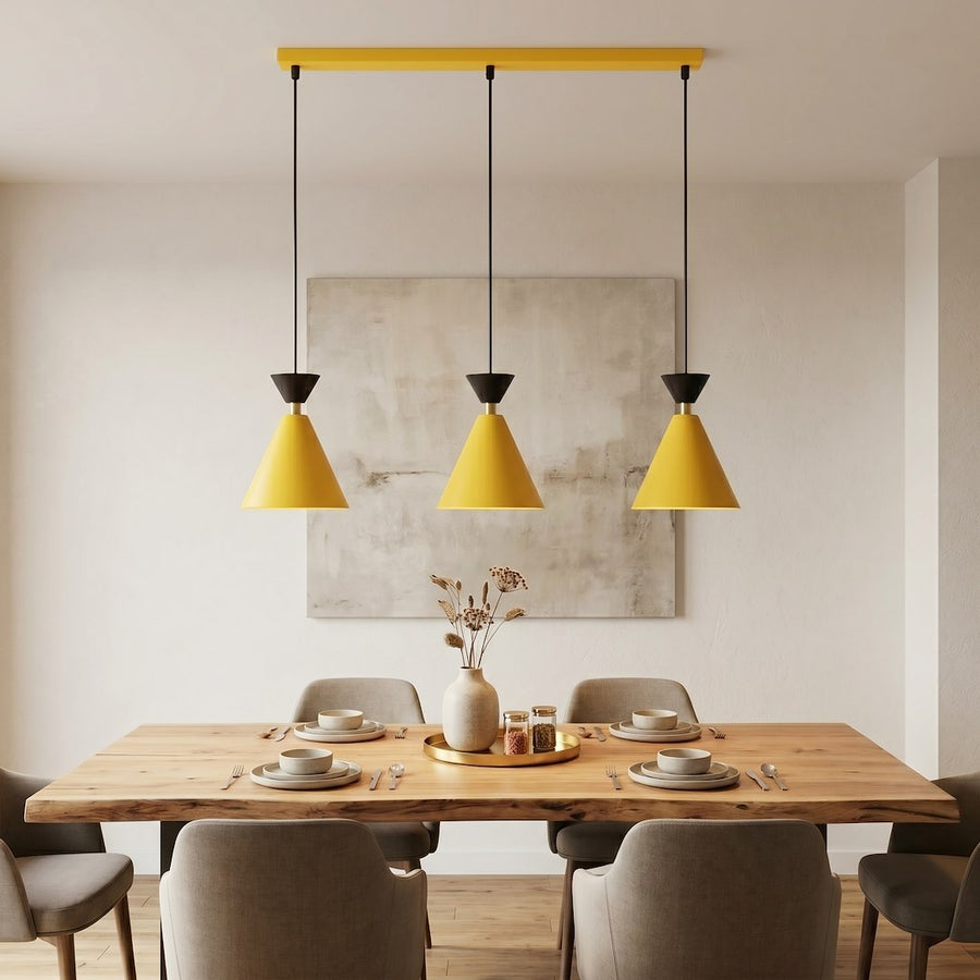 Mise en ambiance au-dessus d'une table à manger en bois clair