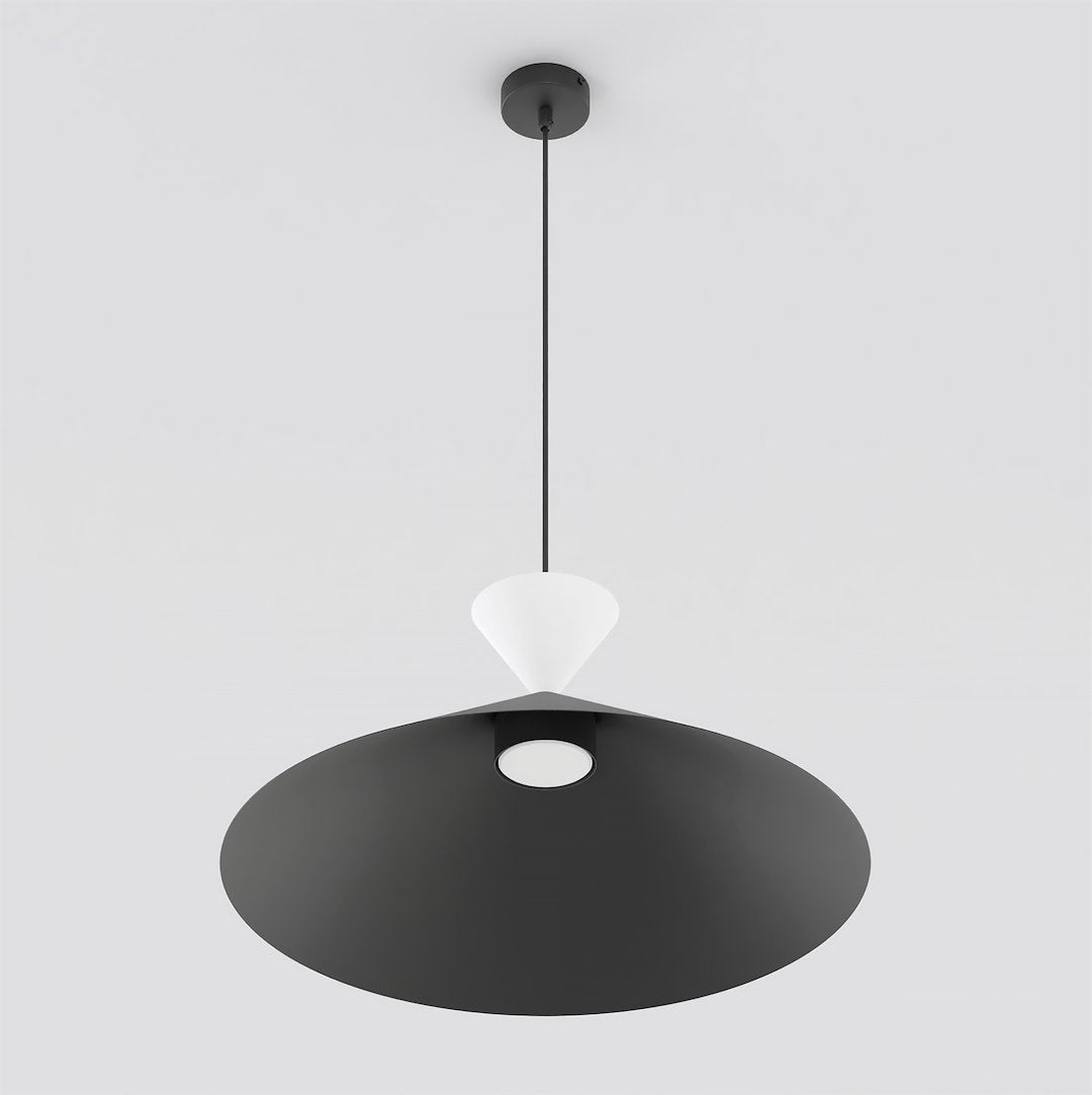 Vue en contre-plongée révélant l'intérieur noir et le diffuseur blanc