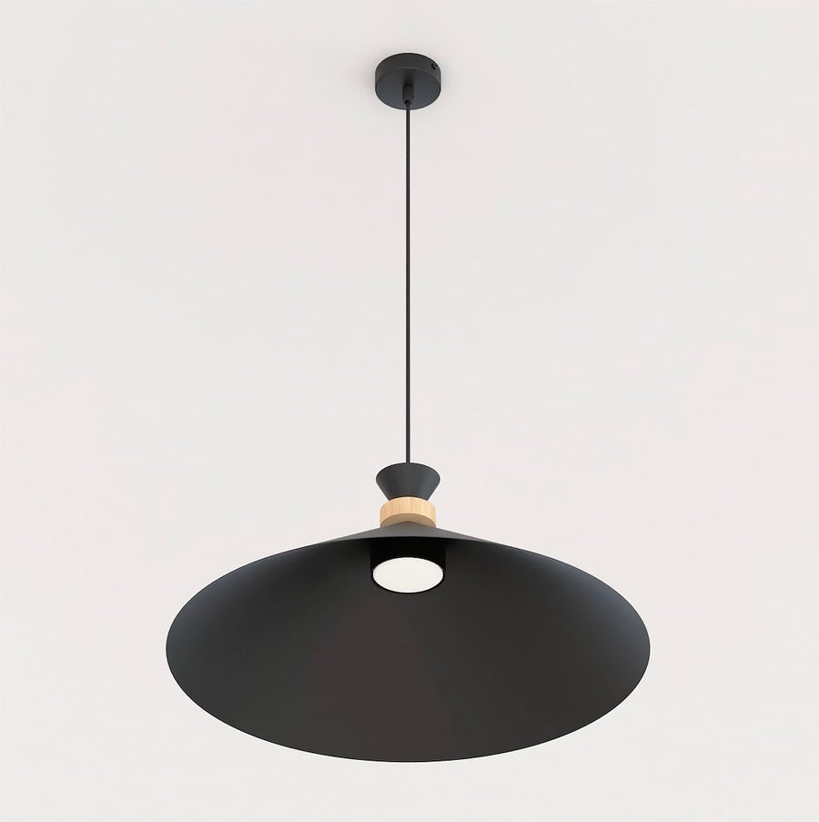 Vue en contre-plongée dévoilant l'intérieur noir et l'ouverture ronde