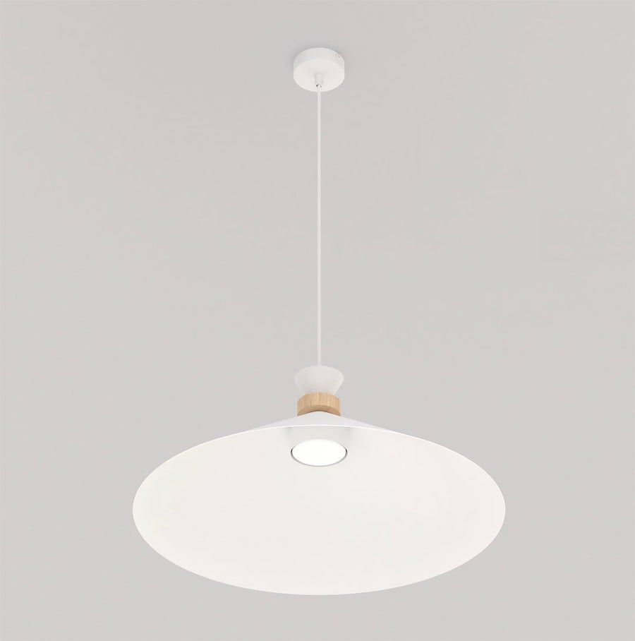 Vue rapprochée du dessous, abat-jour blanc, diffuseur et bague en bois clair.