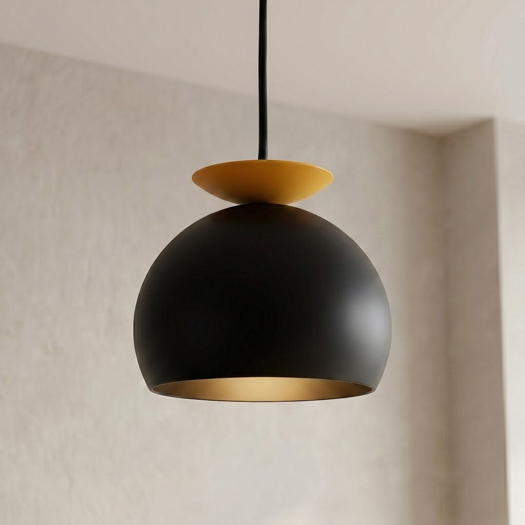 Détail rapproché du dôme noir, intérieur doré et disque orange en partie haute