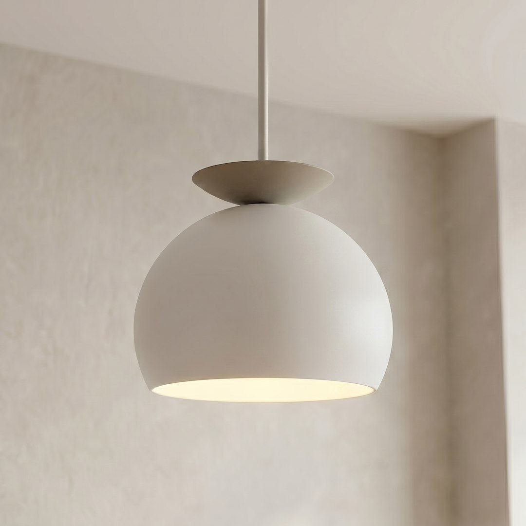Détail rapproché de l'abat-jour, disque beige satiné et lumière chaude diffusée