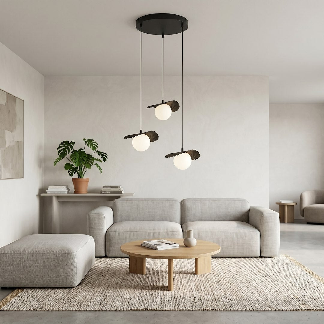 Ambiance salon contemporain, luminaire suspendu éclairé au-dessus d'une table basse ronde