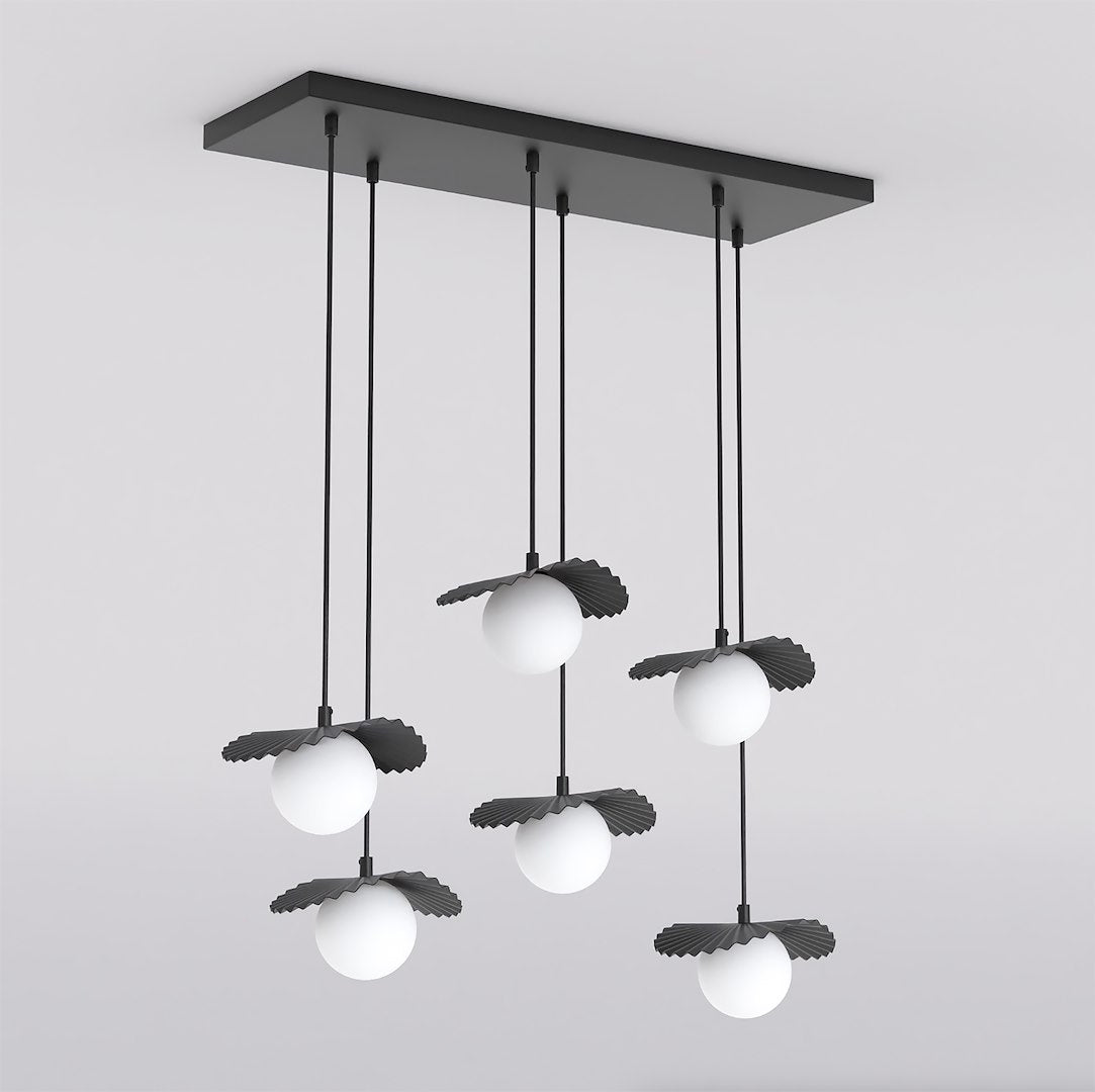 Vue produit de face, six globes opalins suspendus sous une platine rectangulaire noire