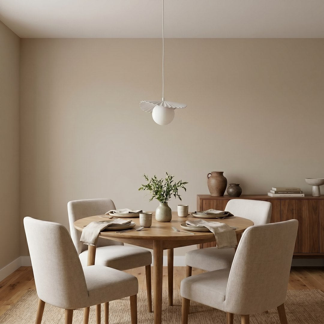 Mise en ambiance au-dessus d'une table ronde en bois clair