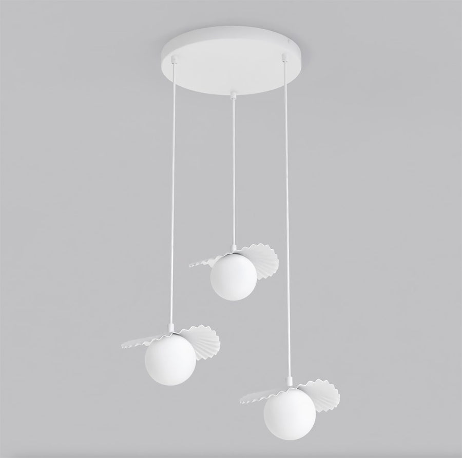 Suspension blanche à trois globes en verre et disques plissés, vue de face sur fond gris.