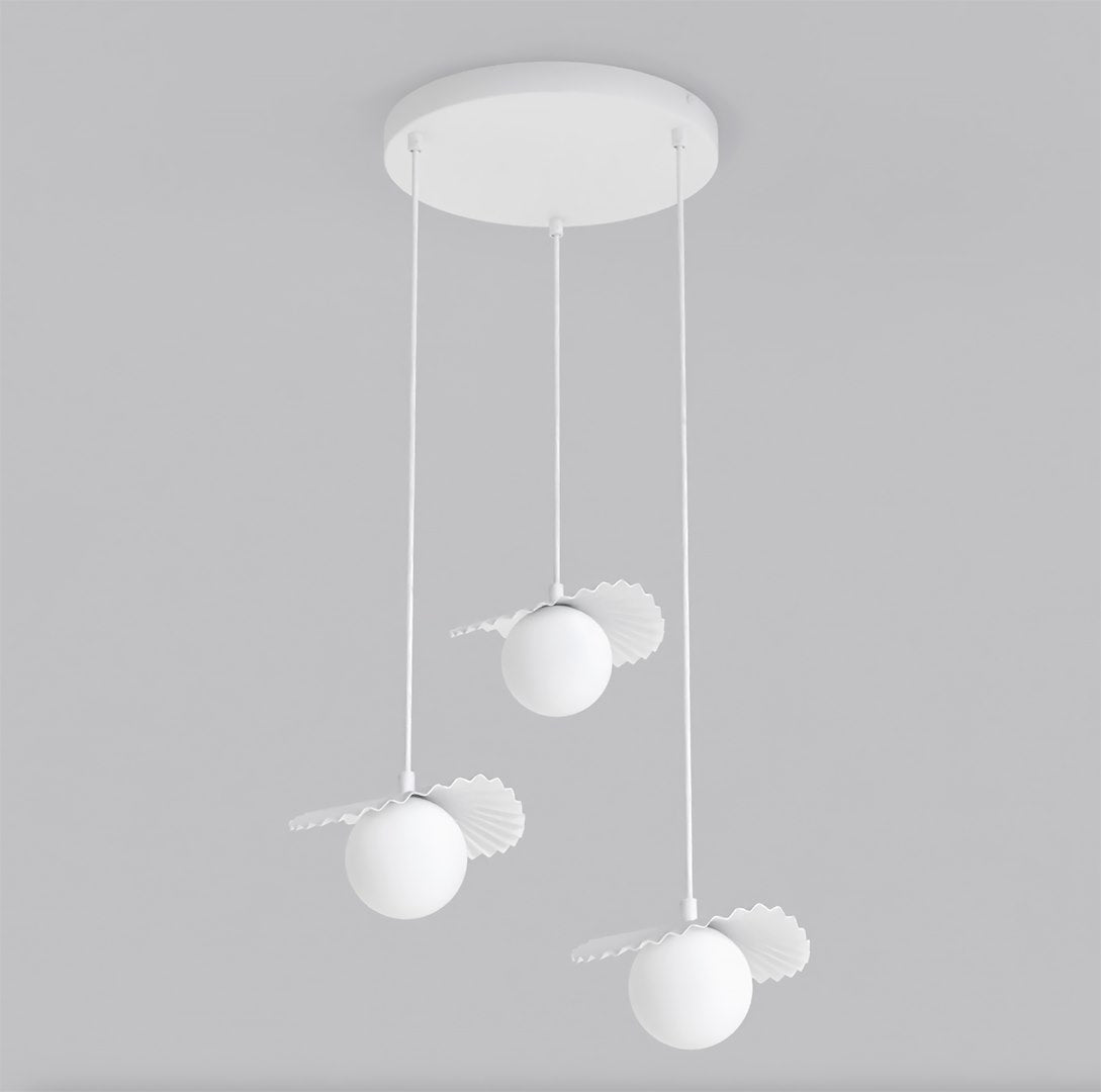 Suspension blanche à trois globes en verre et disques plissés, vue de face sur fond gris.