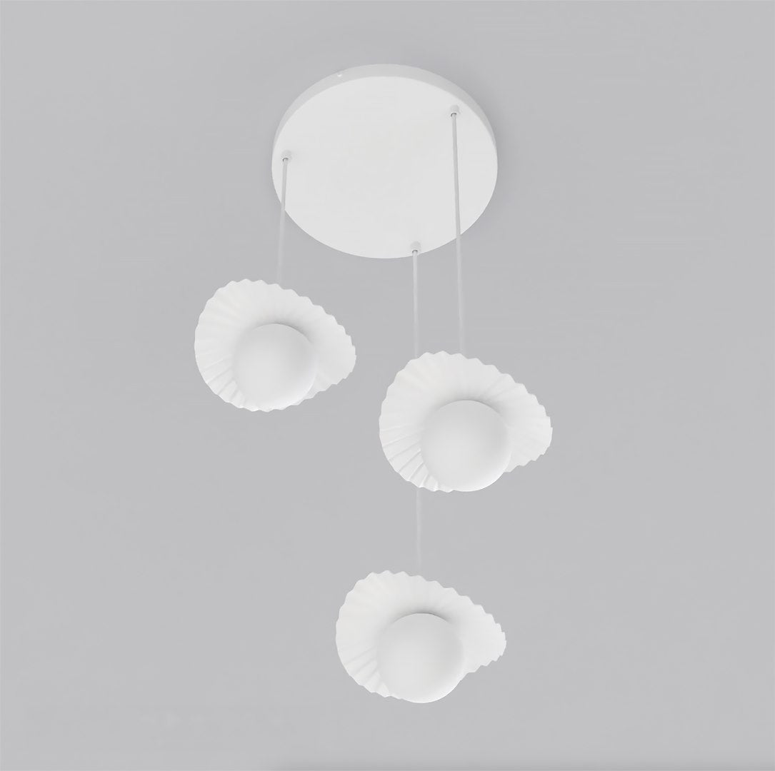 Vue rapprochée des trois diffuseurs plissés blancs et globes, prise de dessous.