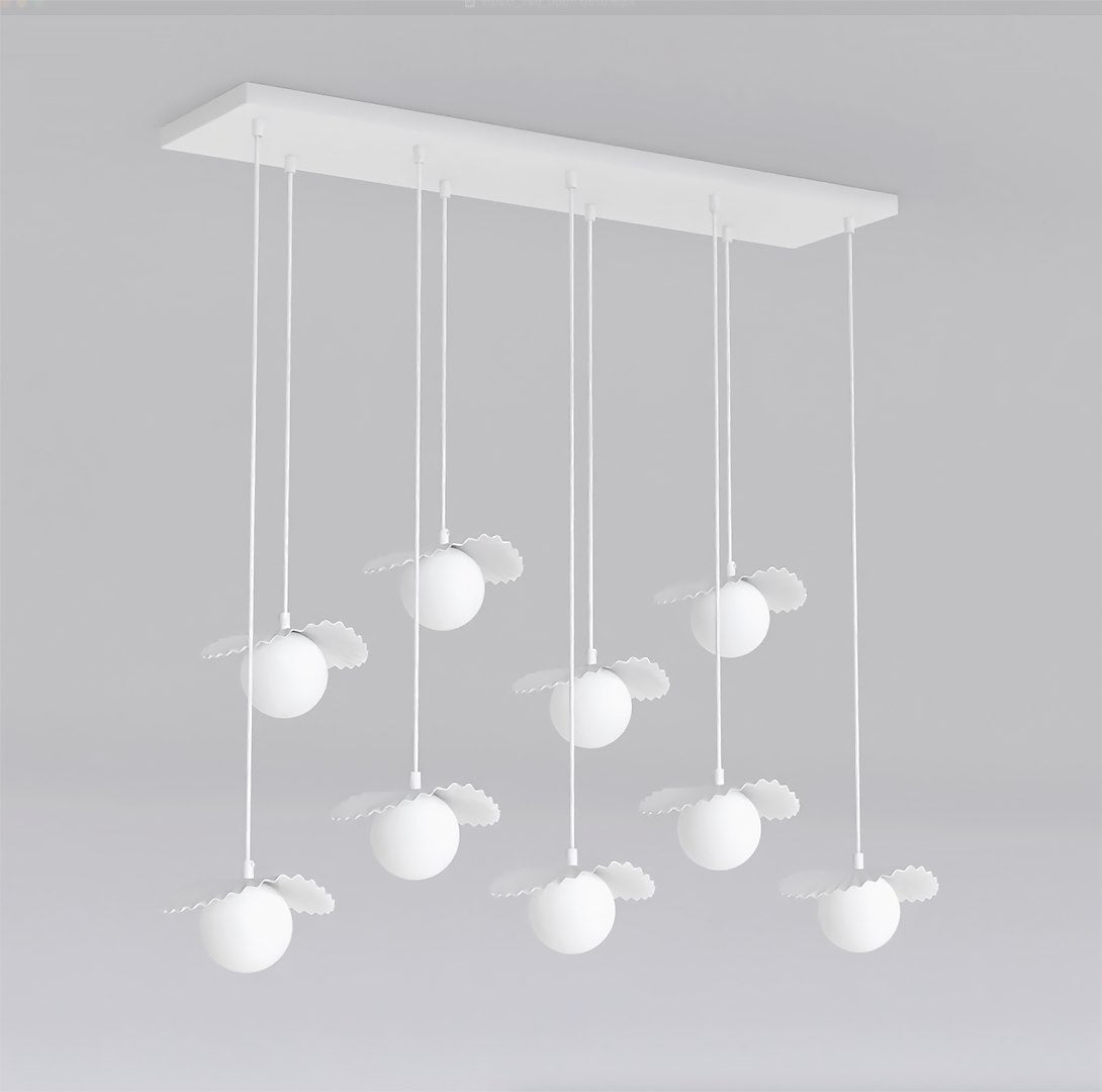Suspension blanche à neuf globes opalins et collerettes plissées, vue de face sur fond gris