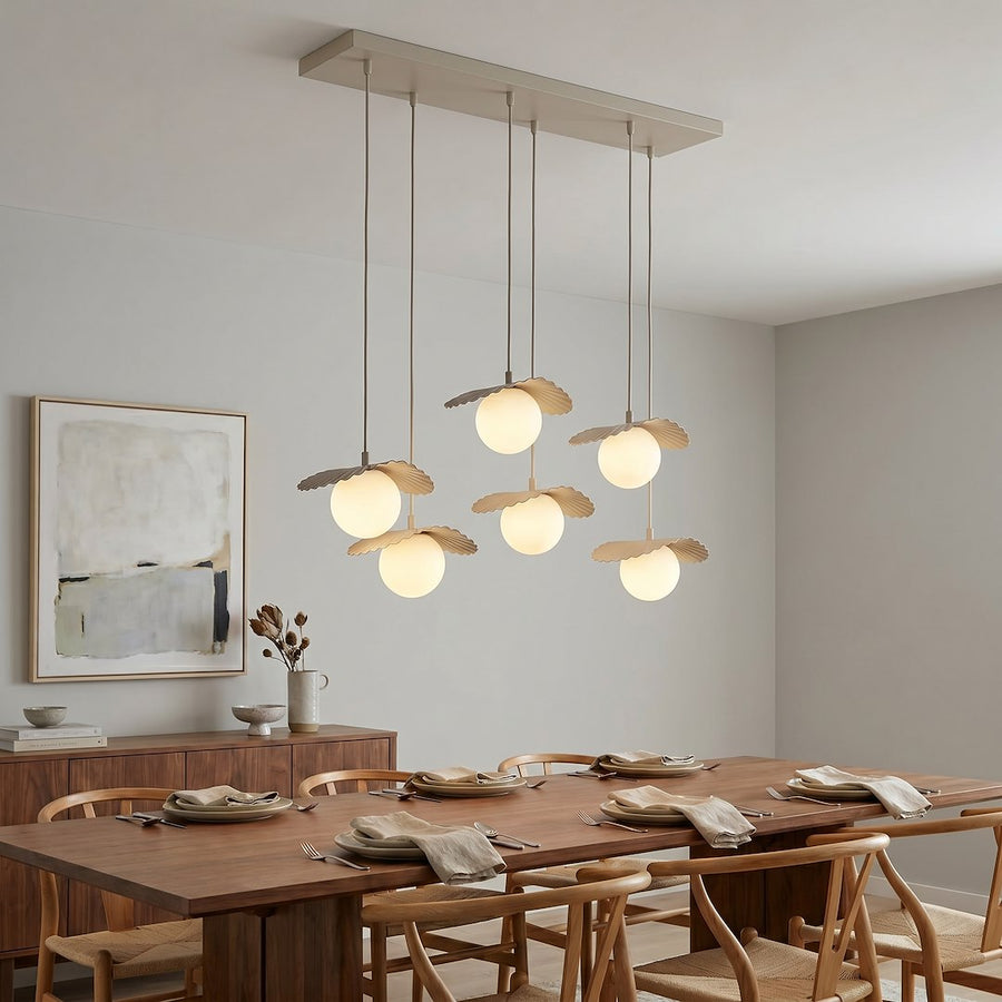 Scène de salle à manger en bois, suspension six lumières éclairée au-dessus de la table