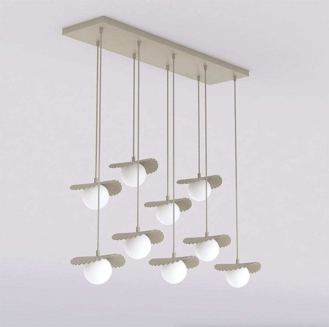 Vue en angle du luminaire montrant les neuf abat-jours plissés et leurs globes opalescents