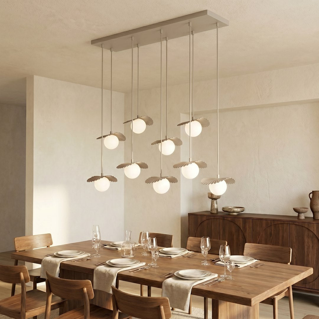 Salle à manger en bois éclairée par la suspension à neuf globes lumineux