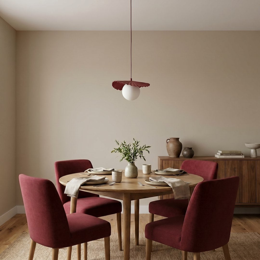 Mise en ambiance au-dessus d'une table à manger en bois avec chaises bordeaux