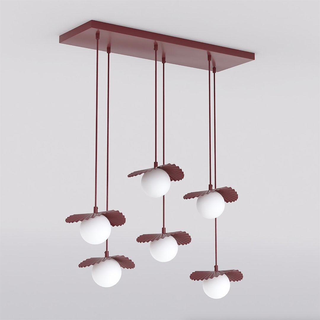 Suspension six lumières bordeaux, globes blancs et abat-jours plissés en forme de fleur