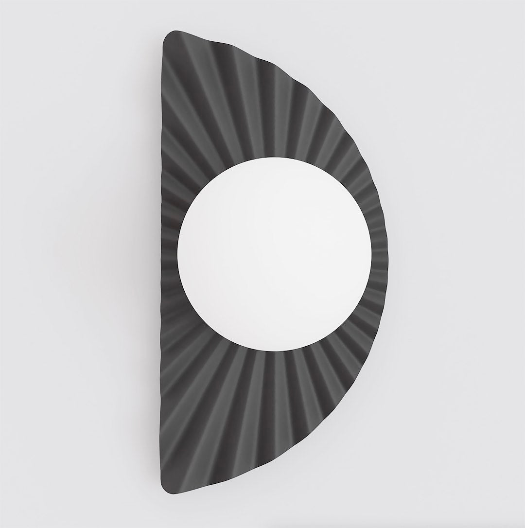 Applique murale noire à abat-jour plissé en éventail et globe de verre blanc.