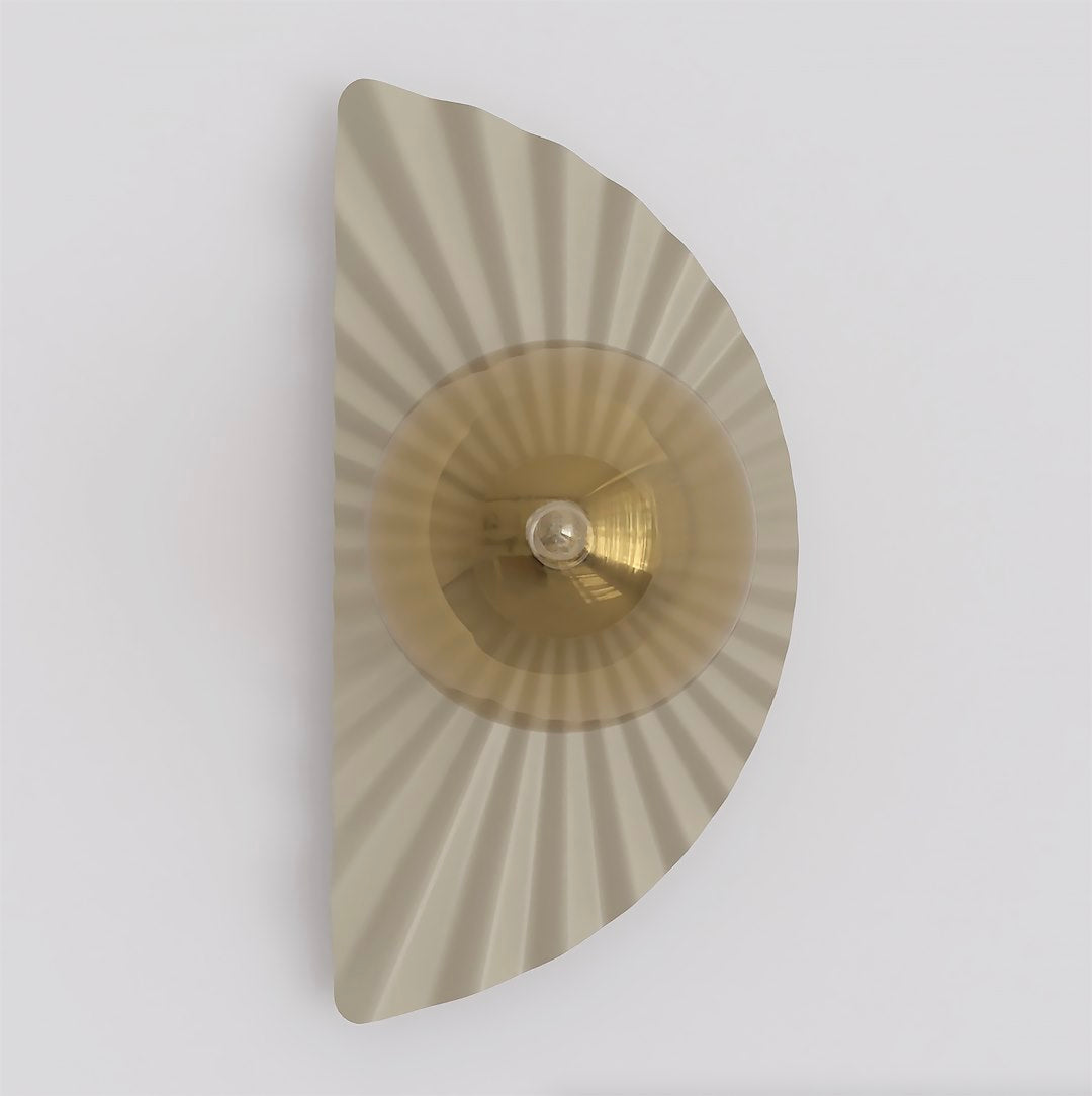 Applique murale beige plissée en éventail avec globe de verre ambré, vue de face
