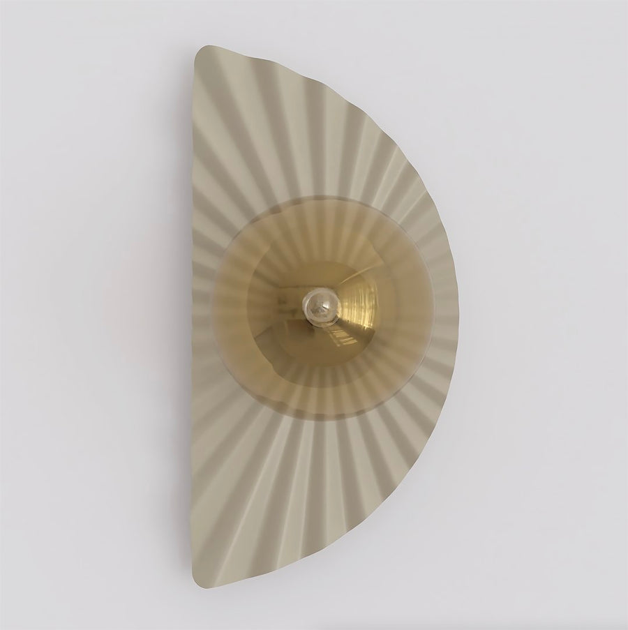 Applique murale beige plissée en éventail avec globe de verre ambré, vue de face