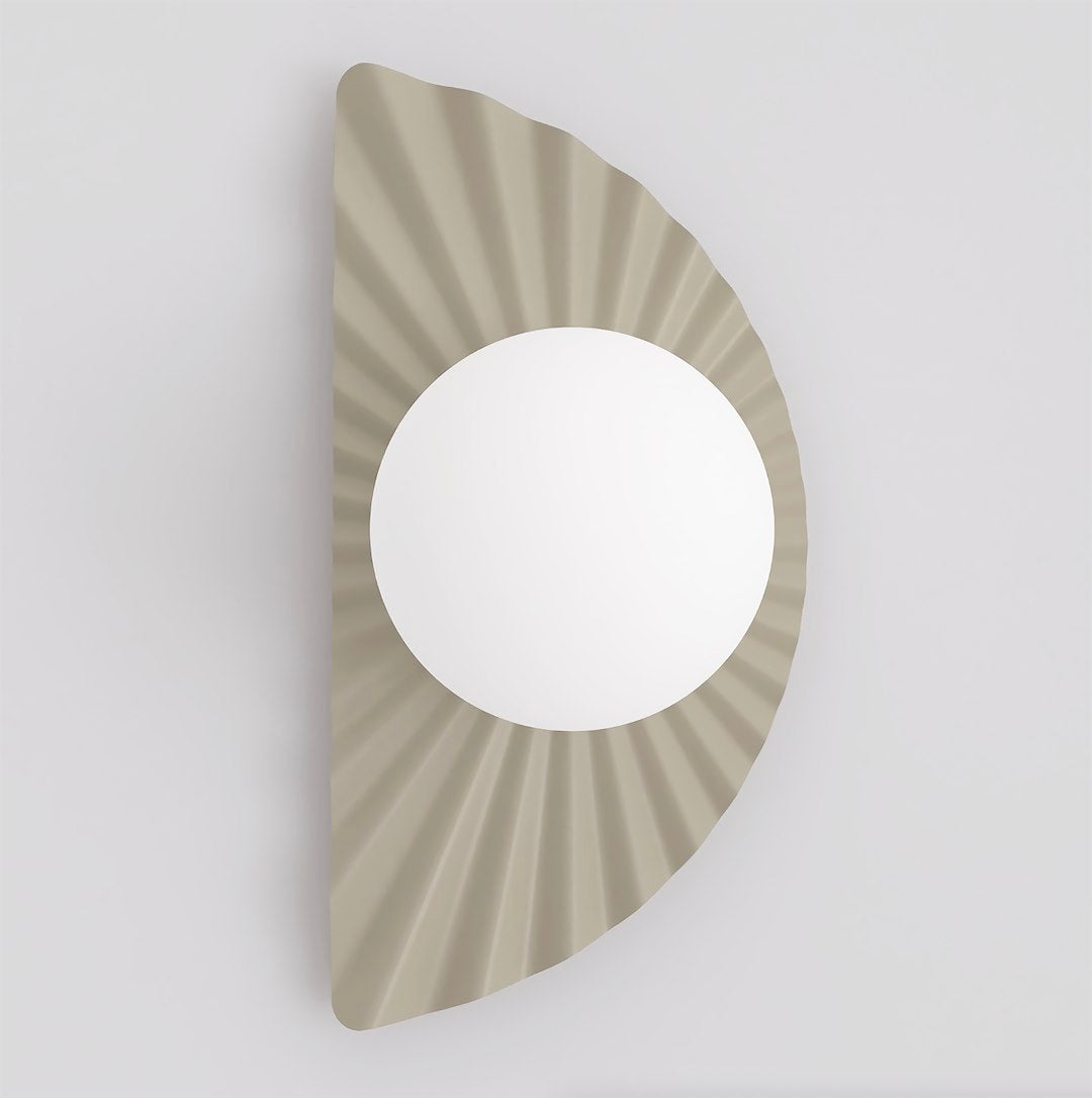 Vue de face de l'applique beige plissée avec son globe de verre blanc centré