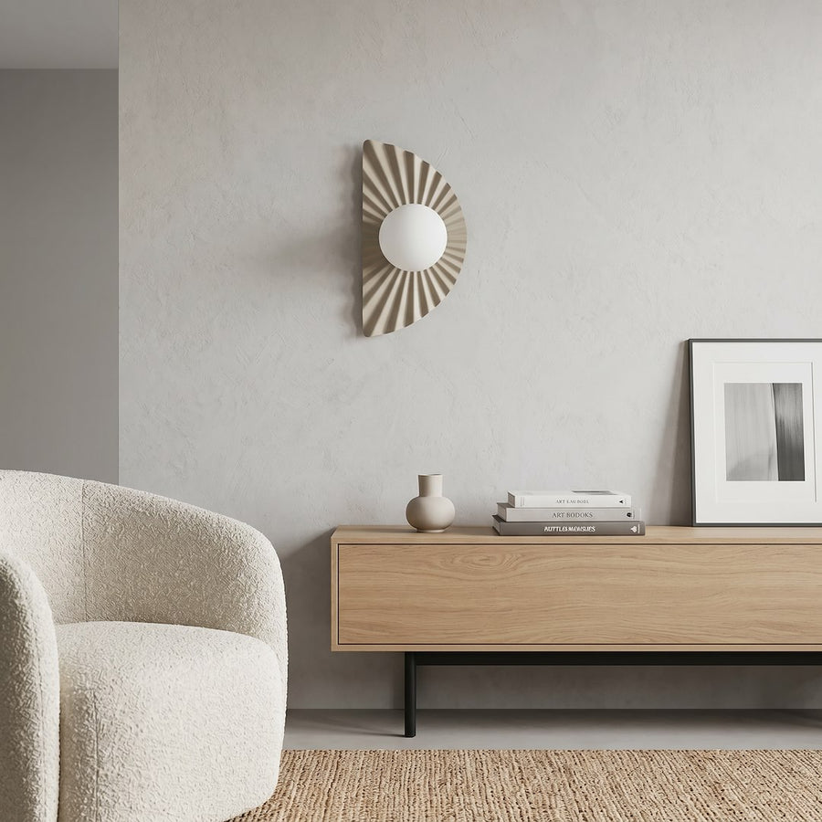 Vue d'ensemble déco avec fauteuil bouclé, meuble bois et cadre photo