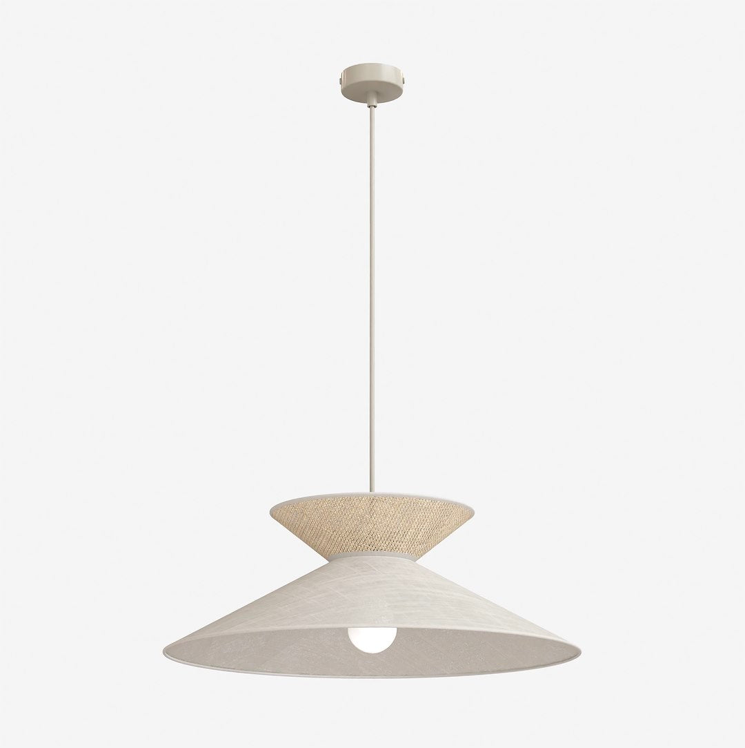 Suspension beige vue de face sur fond blanc, abat-jour conique et cordon