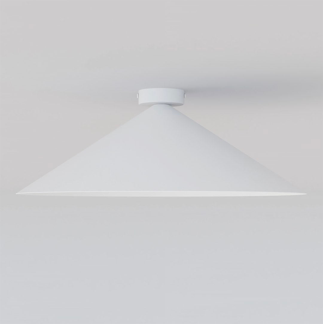 Vue de face du plafonnier conique blanc fixé au plafond, éteint
