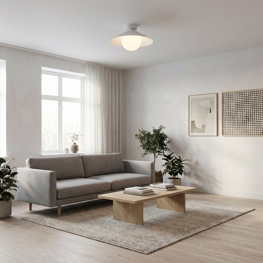 Scene de salon blanc epure, canape, table basse en bois et plantes vertes