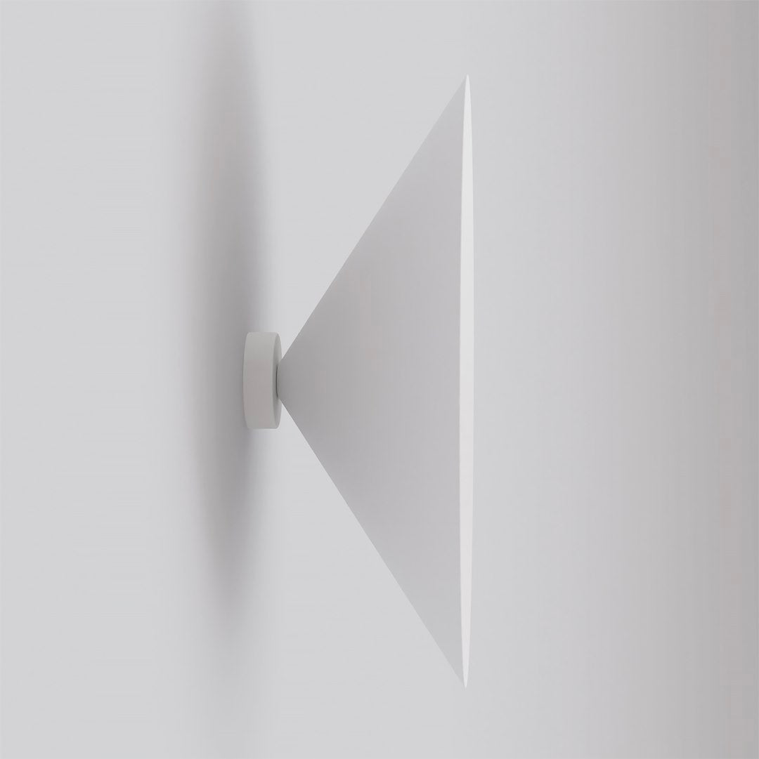 Profil de l'applique murale blanche, cône saillant et lumière rasante