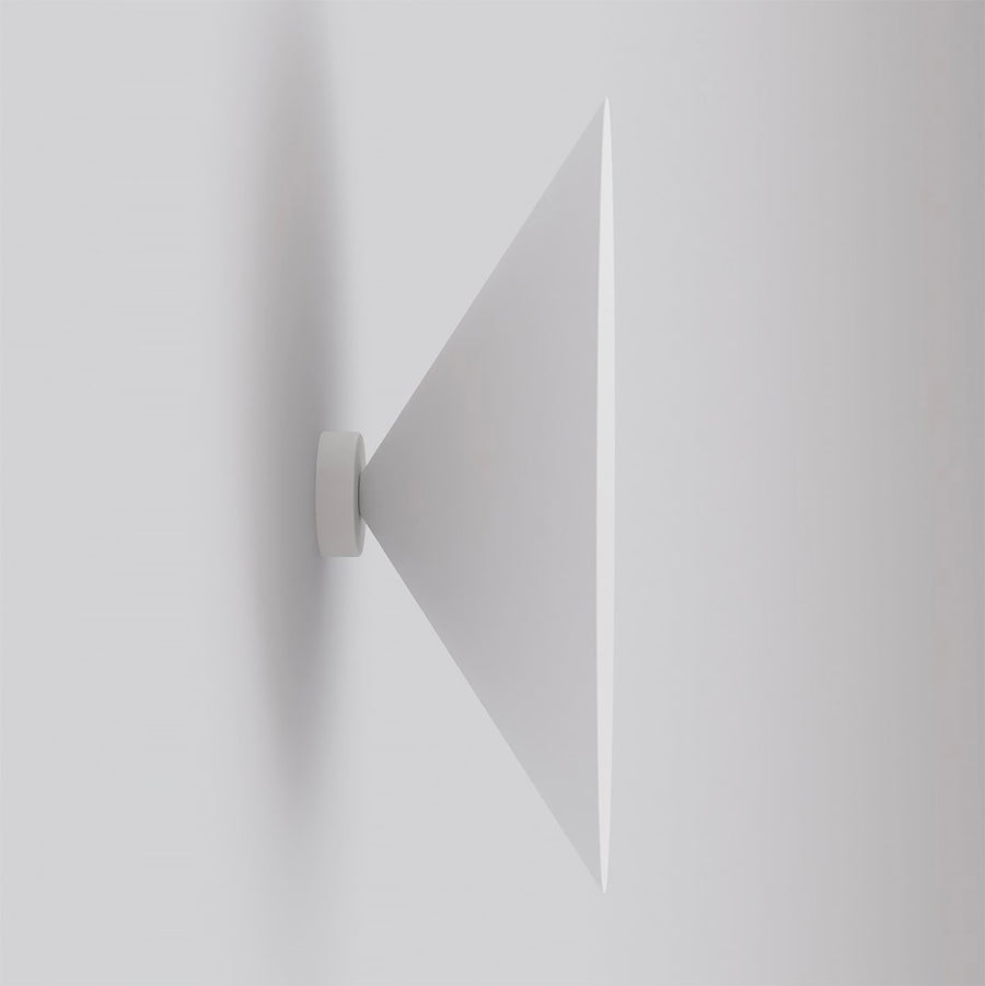 Profil de l'applique murale blanche, cône saillant et lumière rasante
