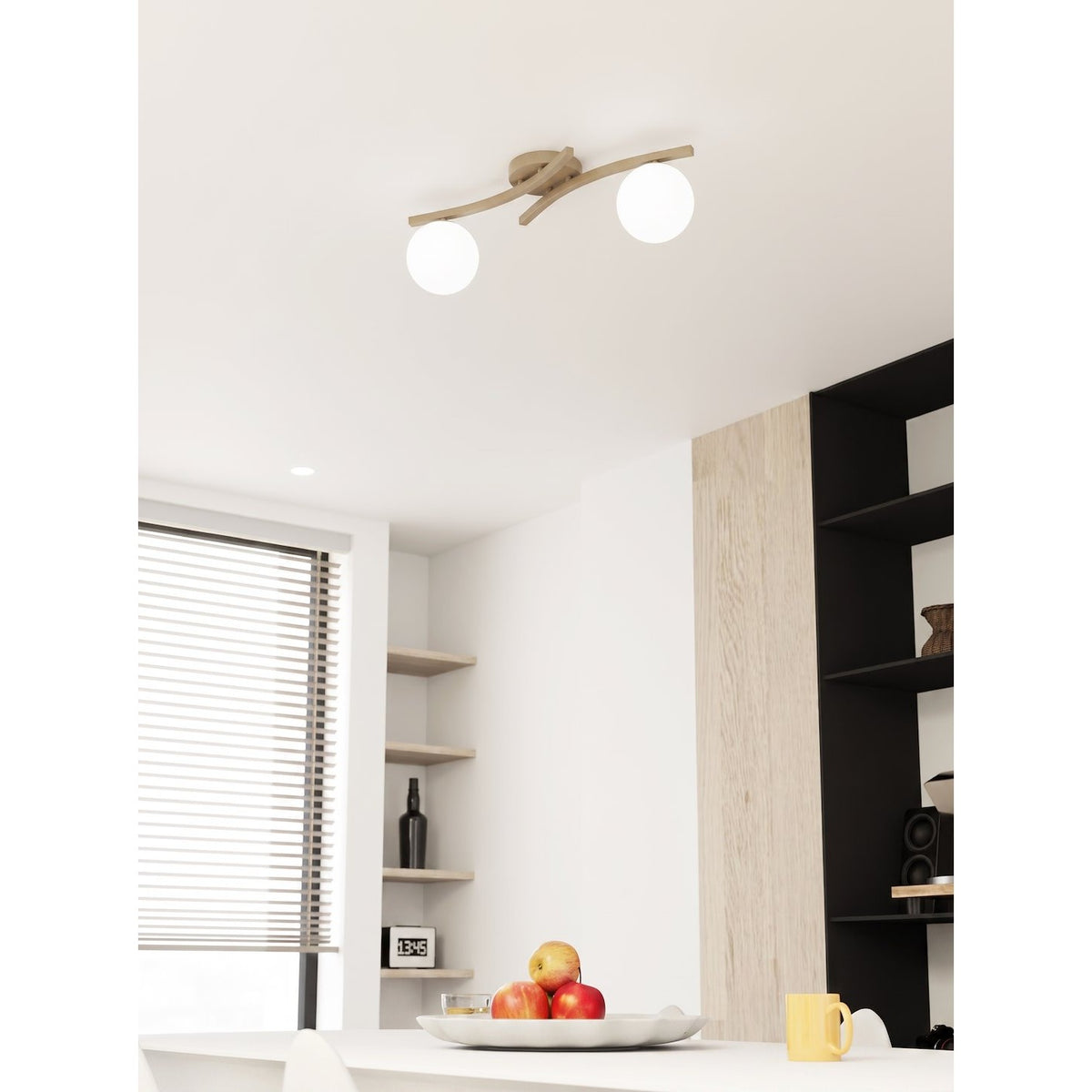 Luminaire allumé au plafond d'une cuisine-salle à manger avec étagères et fruits