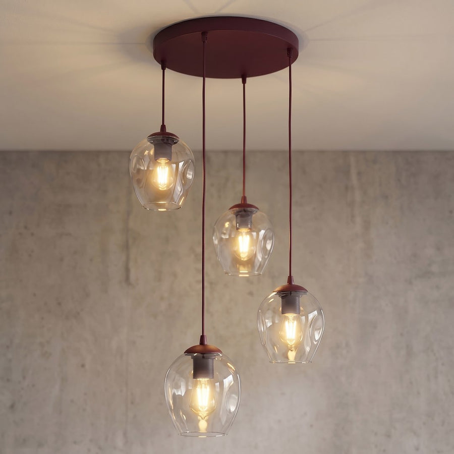 Détail rapproché des globes en verre transparent et ampoules filament allumées