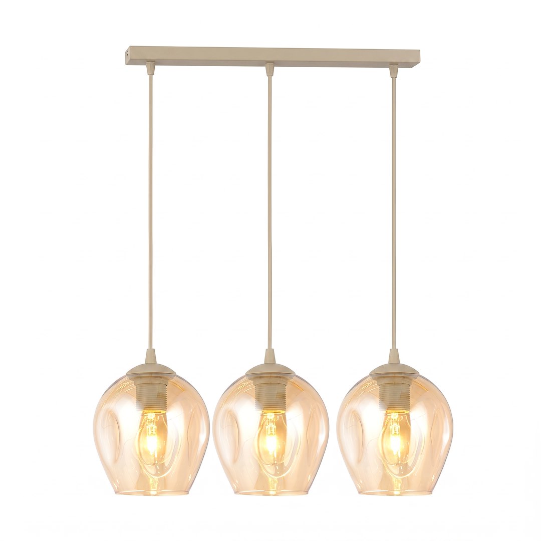 Suspension beige à trois abat-jours en verre ambré, ampoules allumées, fond blanc.