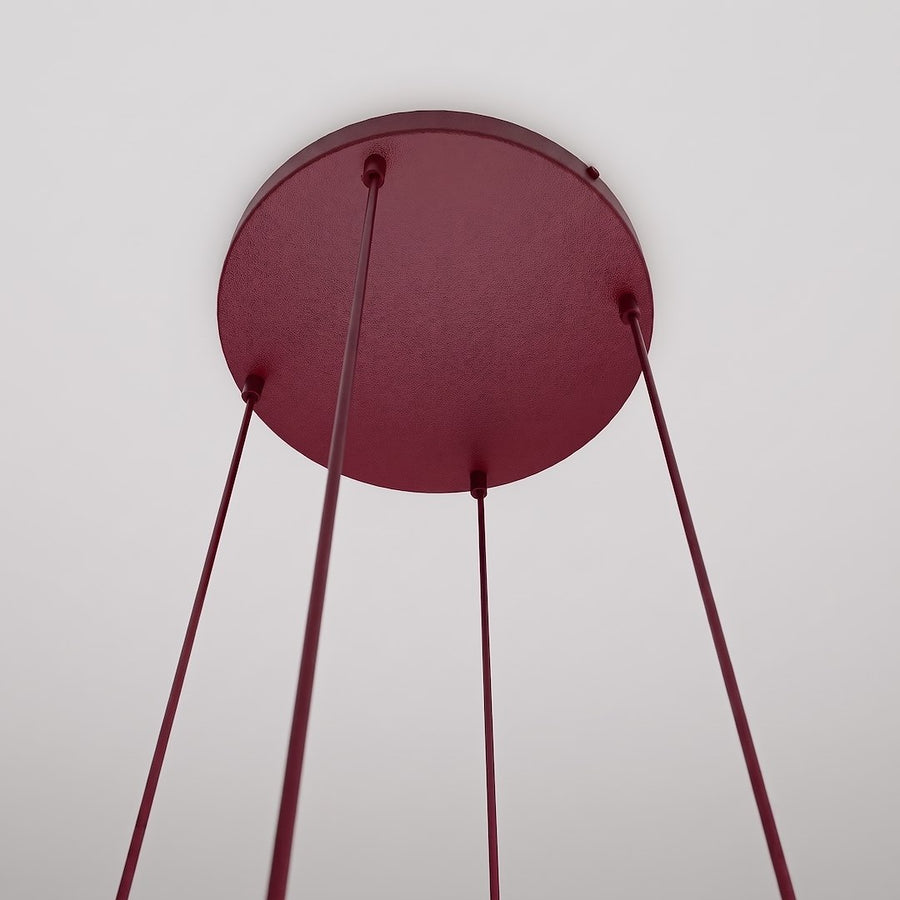 Détail de la rosace bordeaux ronde et de ses quatre câbles tendus