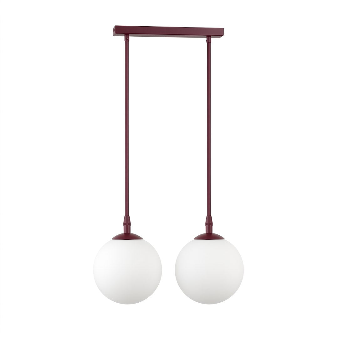 Suspension deux globes en verre blanc opalin sur tiges métalliques bordeaux, fond blanc
