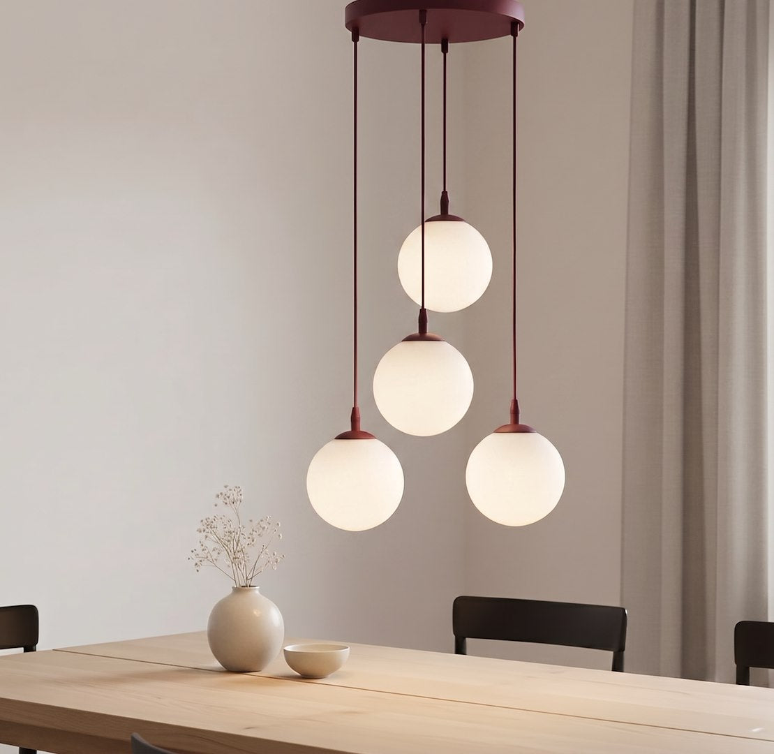 Vue en situation au-dessus d'une table en bois clair avec vase et bol
