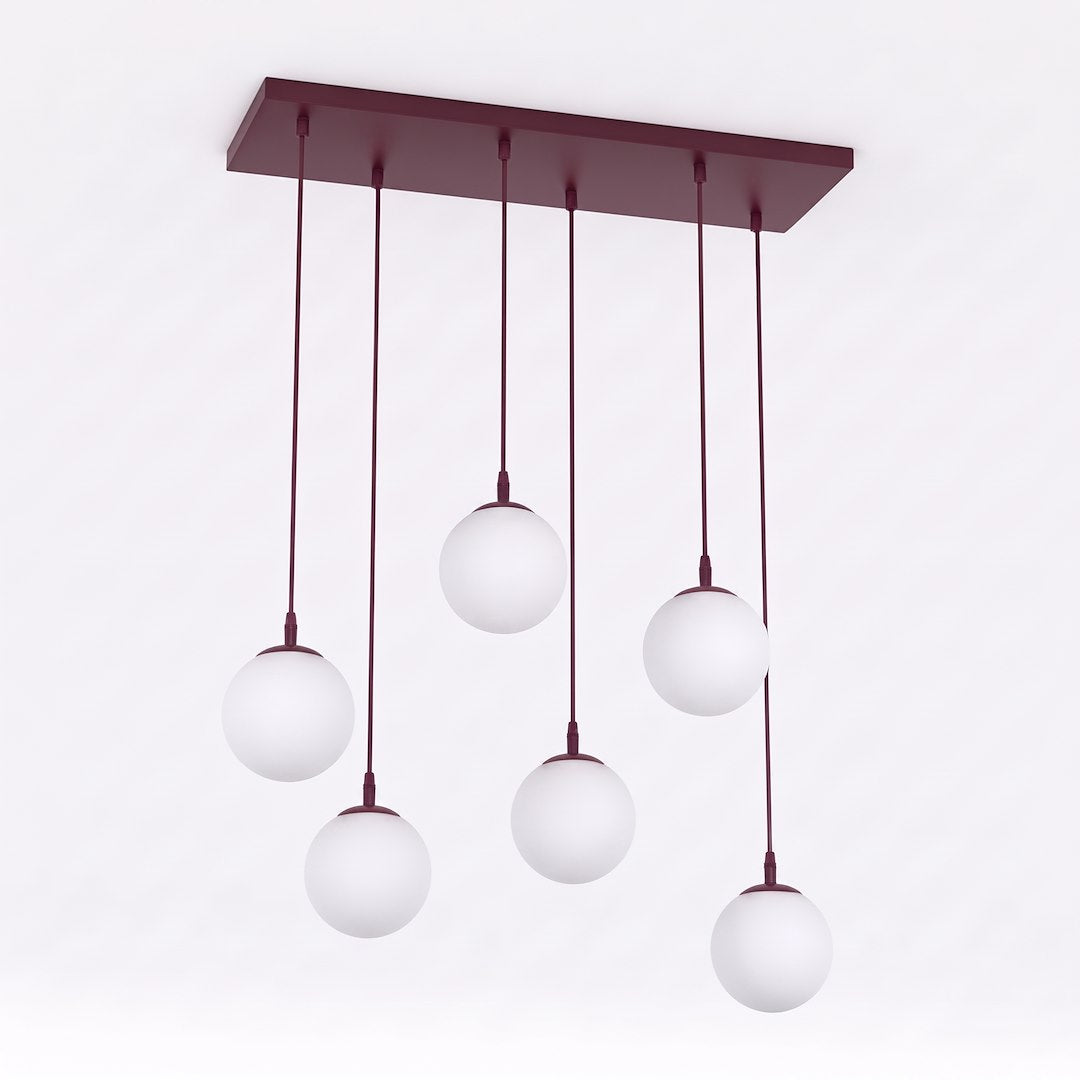 Luminaire présenté de face sur fond blanc, six globes suspendus à hauteurs variables.