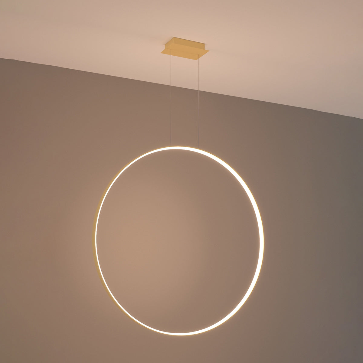 Anneau lumineux LED allumé, diffusant une lumière chaude dans une pièce grise.