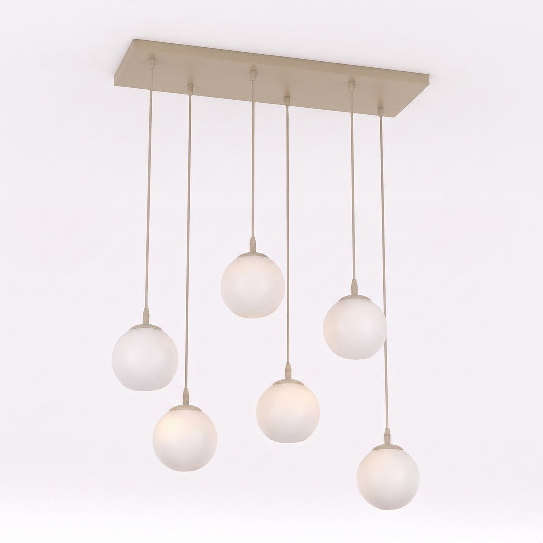 Suspension beige à six globes de verre blanc opalin suspendus devant fond neutre