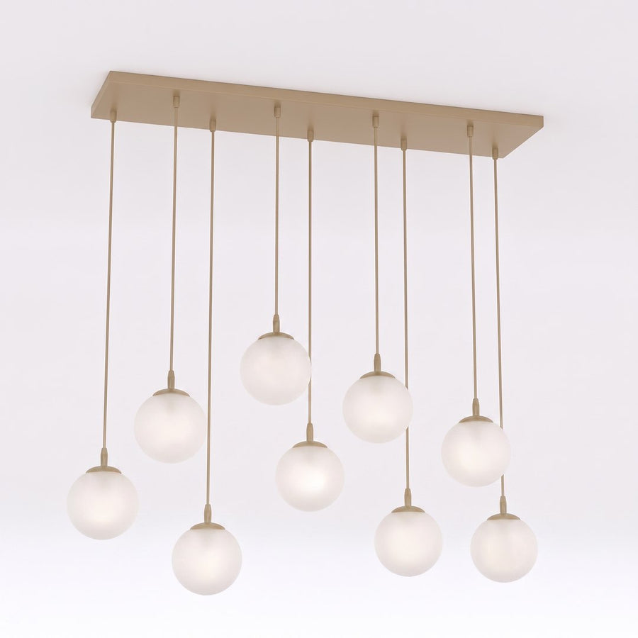 Vue de face des neuf globes blancs suspendus sous une barre beige