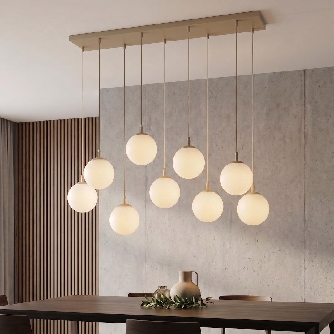 Mise en ambiance au-dessus d'une table en bois devant un mur béton