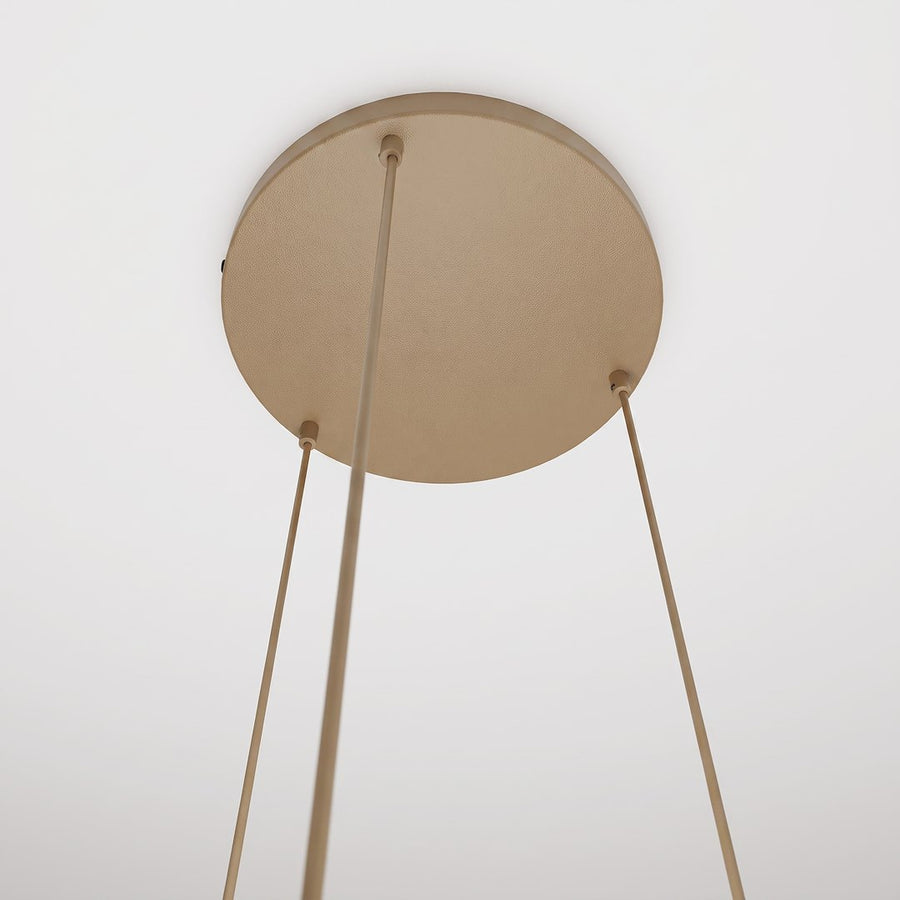 Détail du pavillon rond beige au plafond et des trois cordons textiles tendus
