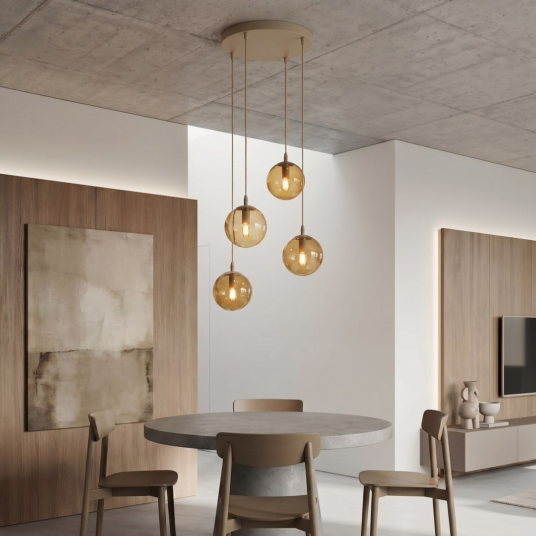 Mise en ambiance salle à manger béton, suspension beige au-dessus d'une table ronde.