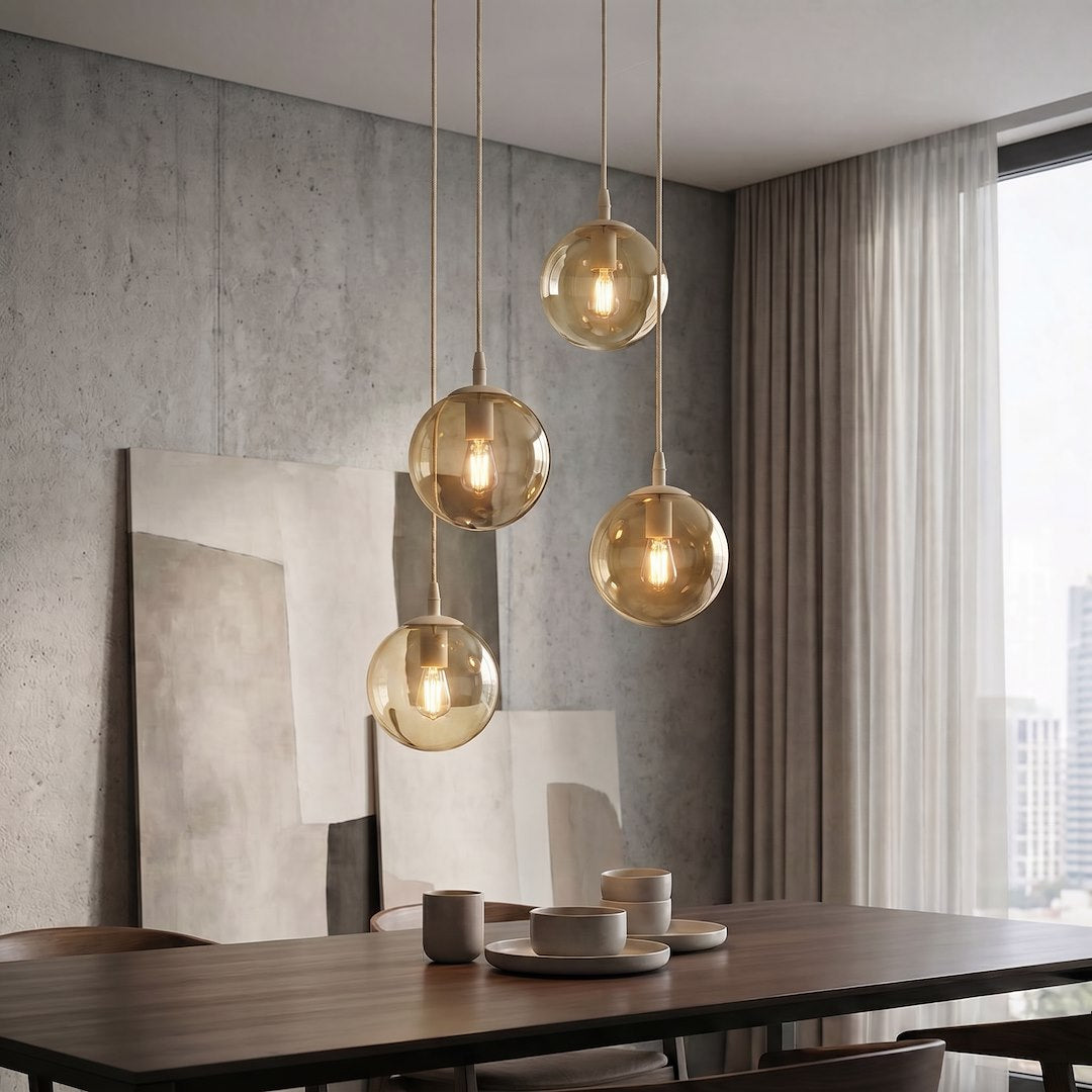 Gros plan sur les globes ambrés au-dessus d'une table en bois, mur béton.