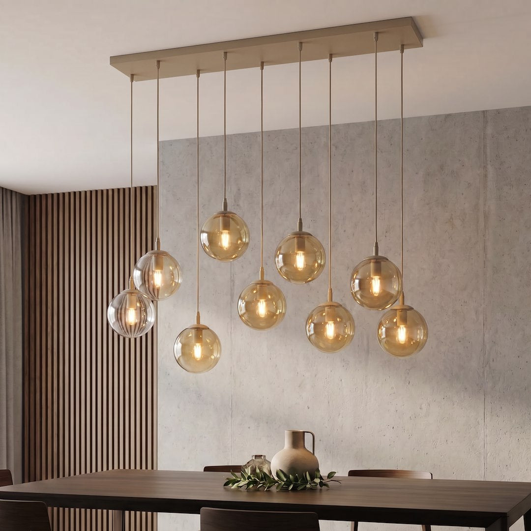 Luminaire installé au-dessus d'une table en bois, mur béton et claustra vertical