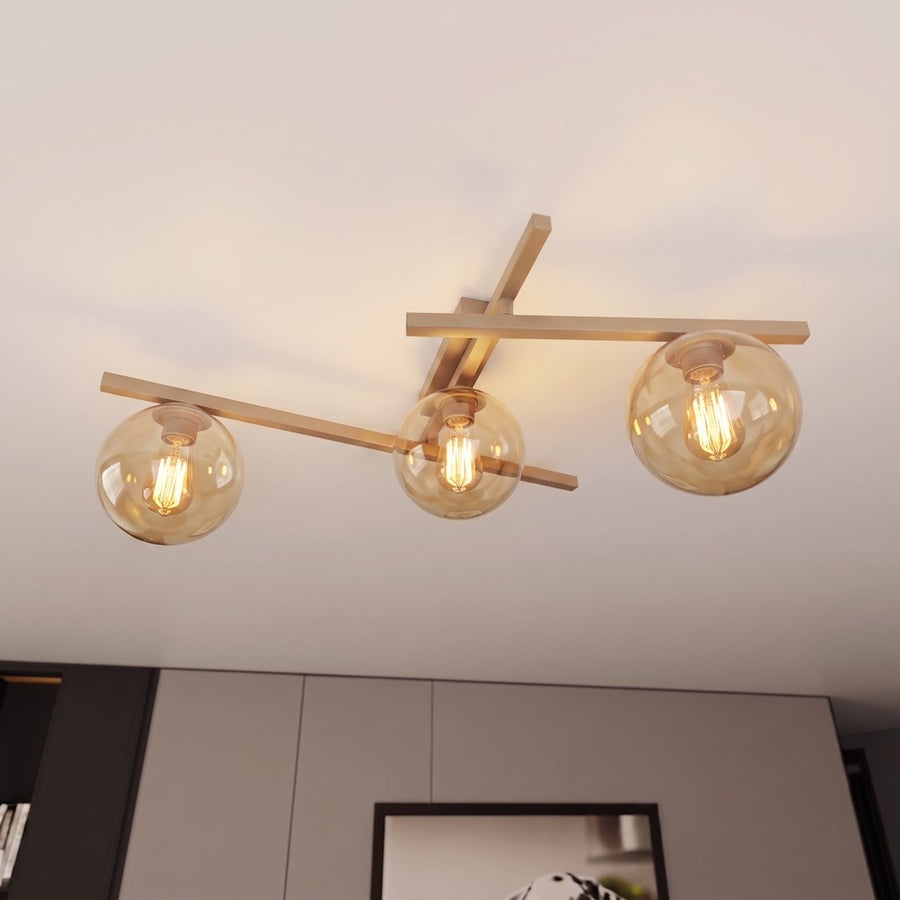 Vue de dessous du luminaire fixé au plafond, ampoules allumées dans globes ambrés.