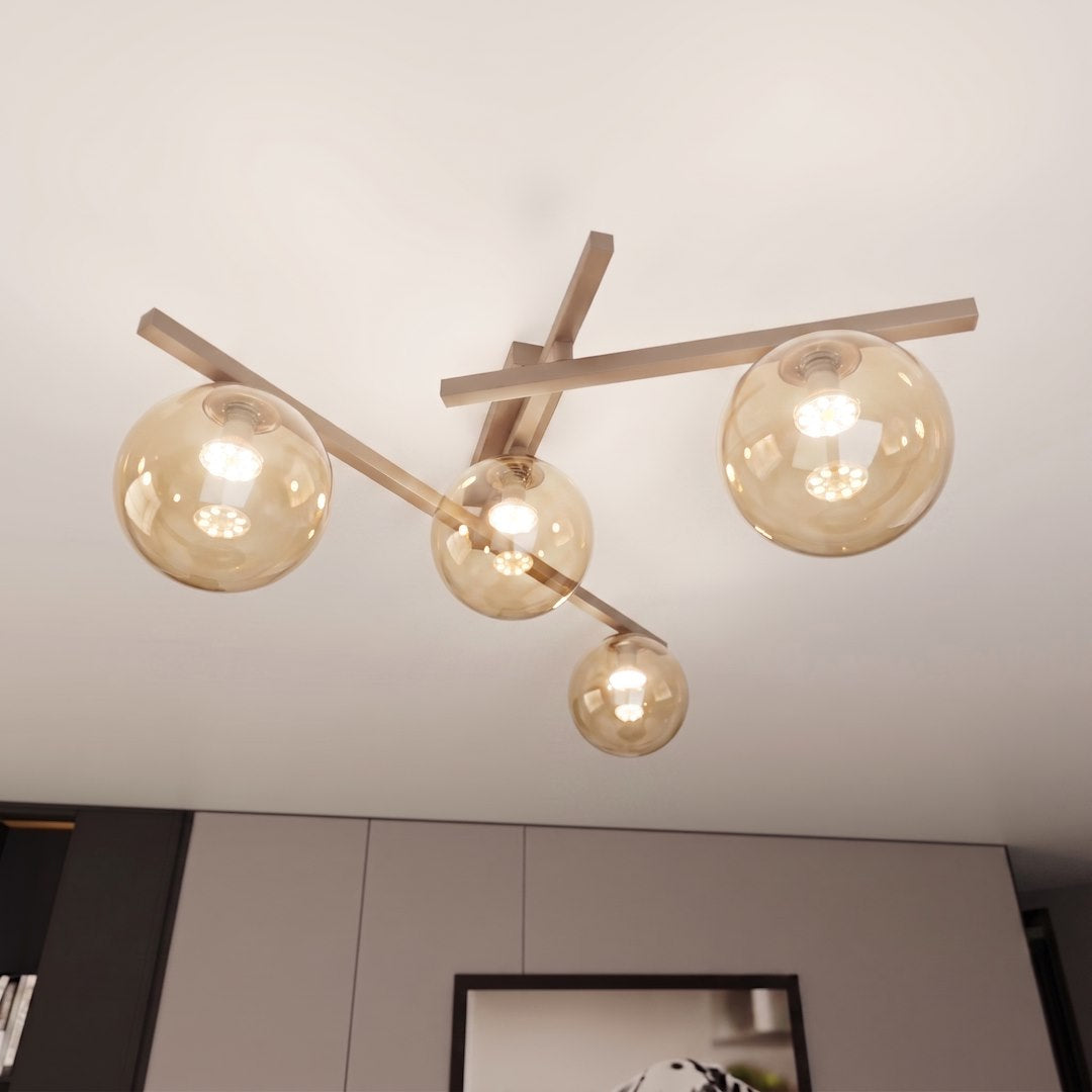Plafonnier beige et verre ambré vu en contre-plongée, fixé au plafond d'une pièce.