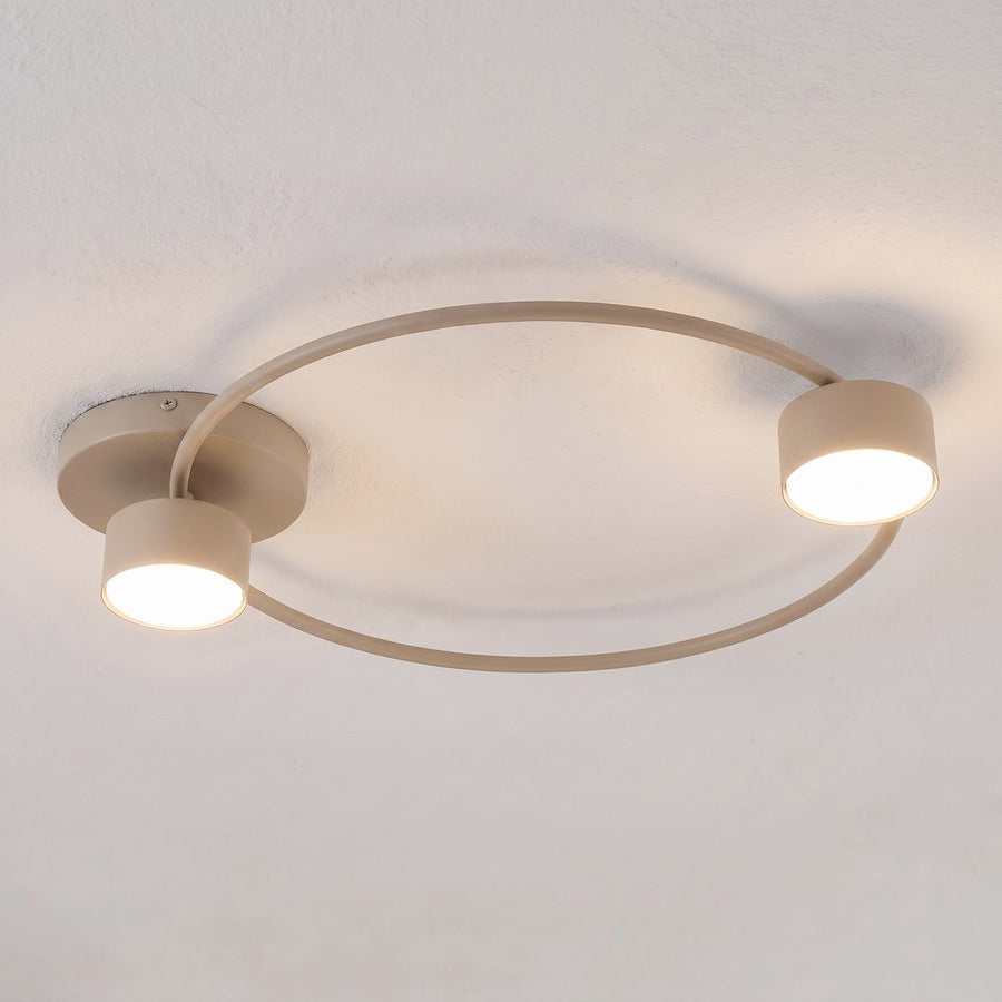Luminaire allumé posé au plafond, halo lumineux et ombres douces