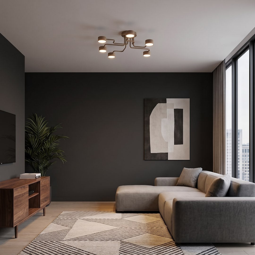 Plafonnier beige installé au plafond d'un salon sombre avec canapé
