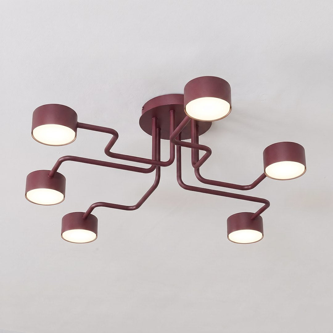 Vue rapprochée du plafonnier six bras allumé sur plafond blanc